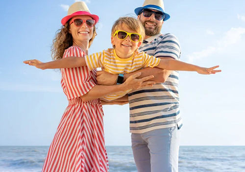 kids with his parents at the beach