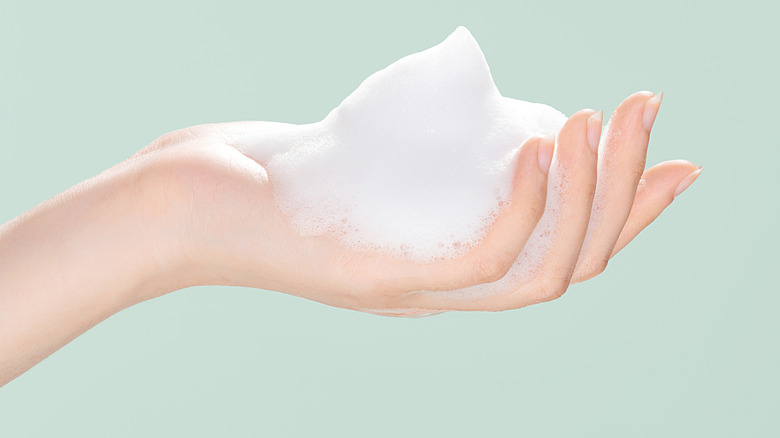 hand with cleansing foam | Geria Dermatology